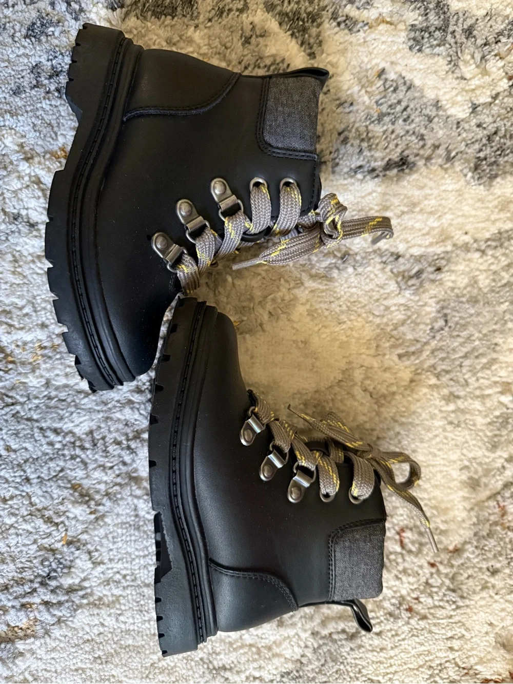 OshKosh Kids Black and Navy Snow Boots & Cat & Jack Boots Size 8 toddler
